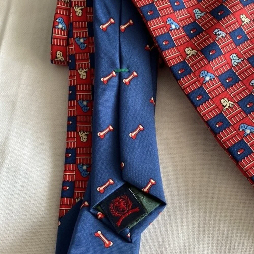 Tommy Hilfiger dog with a bone 100% silk tie.